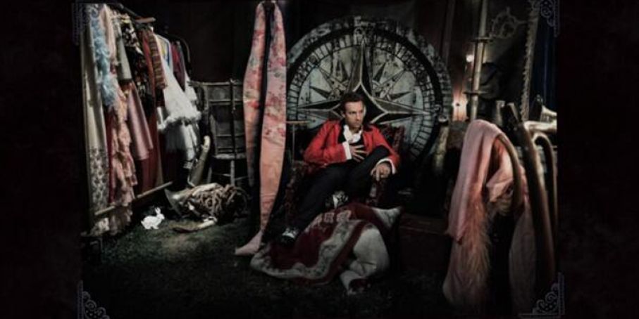 Anche Chris sembra aspettare la versione estesa e a colori del video ufficiale di Magic...