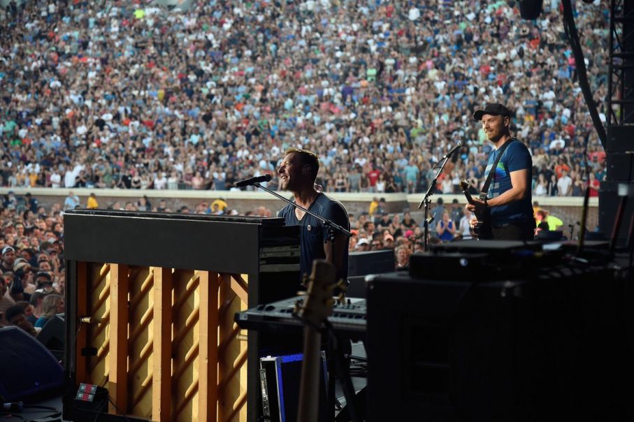 Chris e Jonny sul palco del Charlottesville Festival: guarda l'esibizione