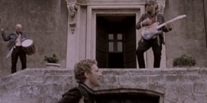 Premiere video 'Violet Hill'