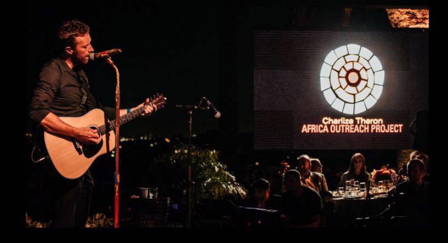 Chris ad un concerto di beneficenza organizzato da Charlize Theron