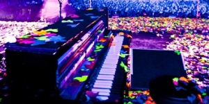Chris suona Life In Technicolor ii al piano