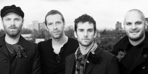 La band (ritratta in una foto inedita) non dice mai stop alla beneficenza