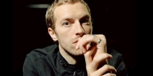 Chris Martin nel nuovo video di 'Man In Black'