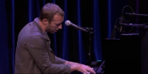 Chris suona Christmas Lights al piano!