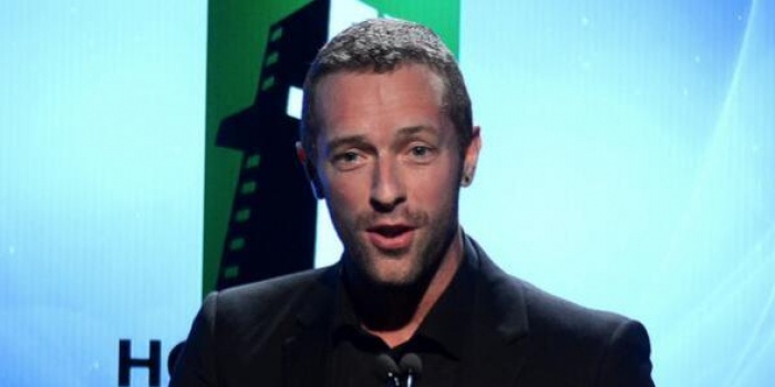 Ecco Chris Martin mentre riceve l'Hollywood Song Award per Atlas