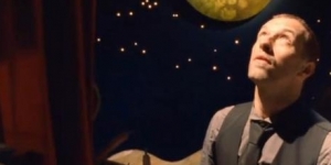 Uno screenshot del video ufficiale di 'Christmas Lights'