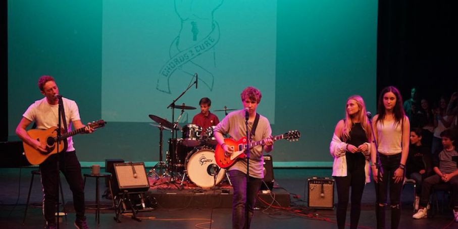 Chris si esibisce per beneficenza a Chords 2 Cure