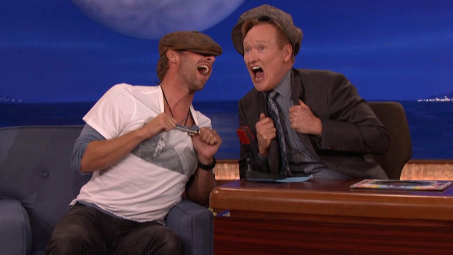 Rivivi l'esibizione di Chris allo show di Conan O'Brien