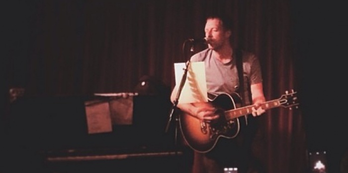 Nella foto, Chris durante l'esibizione alla chitarra all'Hotel Cafe
