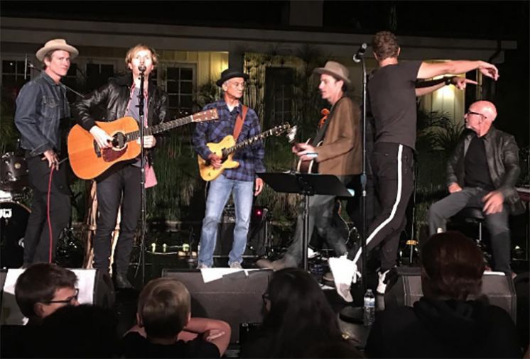 Chris, Beck, Davide Rossi e altri artisti in un piccolo concerto per beneficenza