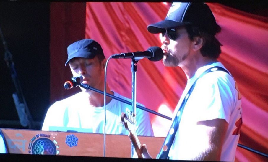 Metti Chris ed Eddie Vedder in soundcheck insieme...