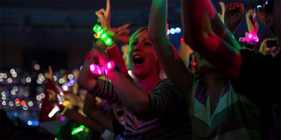 Niente più braccialetti luminosi. E il loro inventore ora critica i Coldplay