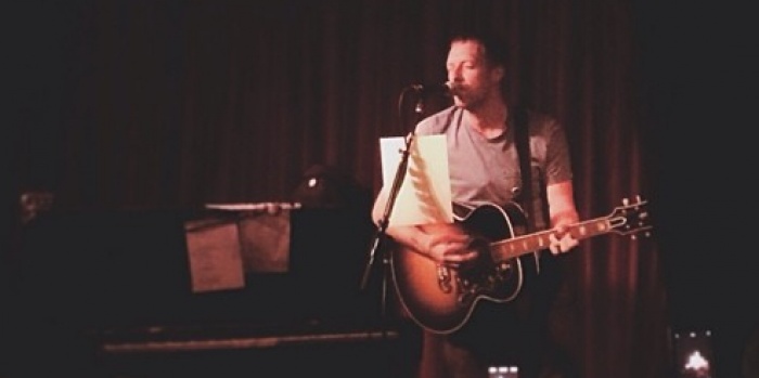 Nella foto, Chris durante l&#039;esibizione alla chitarra all&#039;Hotel Cafe