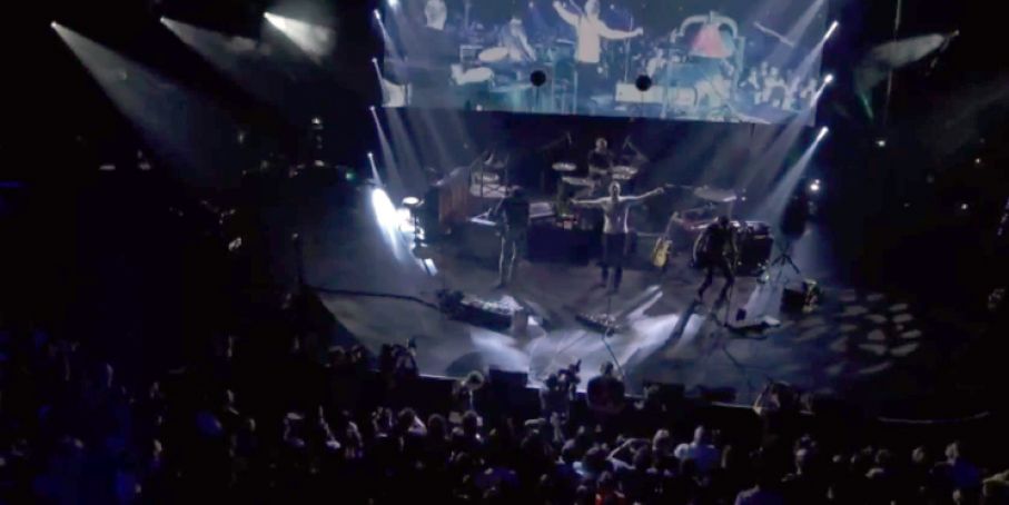Rivivi la performance dei Coldplay al Live Lounge di oggi