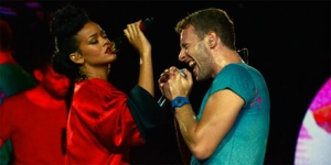 Rihanna ha raggiunto il palco per cantare PoC e Umbrella